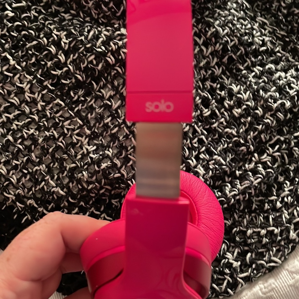 Beats by Dre Solo Over-the-ear Headphones - Picture 6 of 8